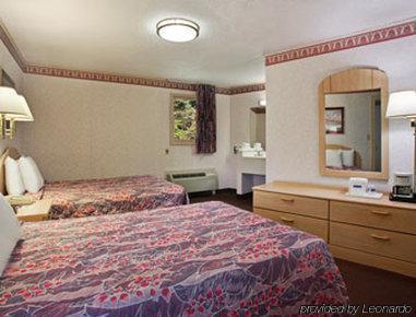 Travelodge West Springfield Exterior photo
